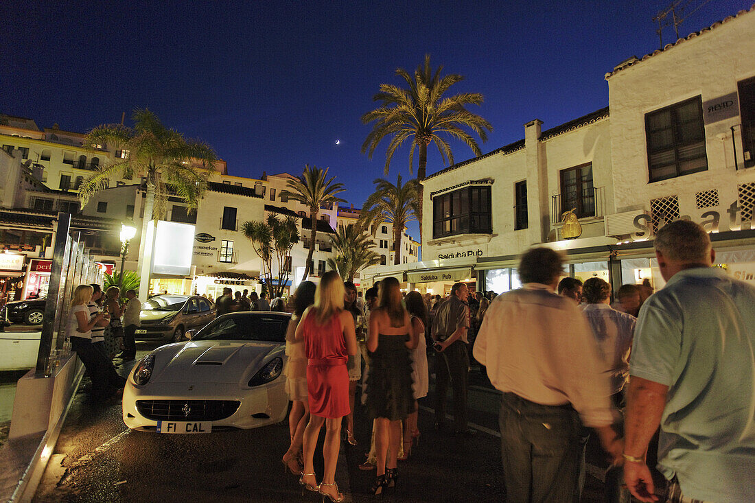 Partygäste am Hafen, Puerto Banus, Marbella, Andalusien, Spanien