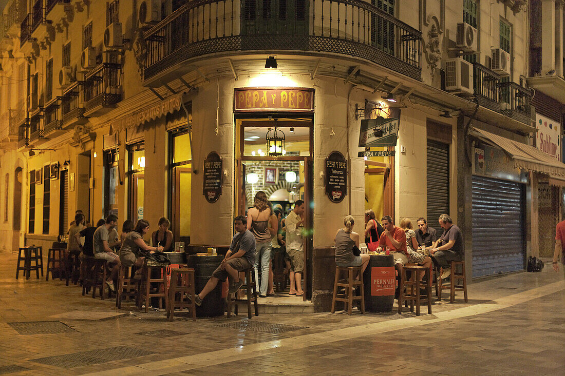 Gäste in einer Bar in der Altstadt, Malaga, Andalusien, Spanien