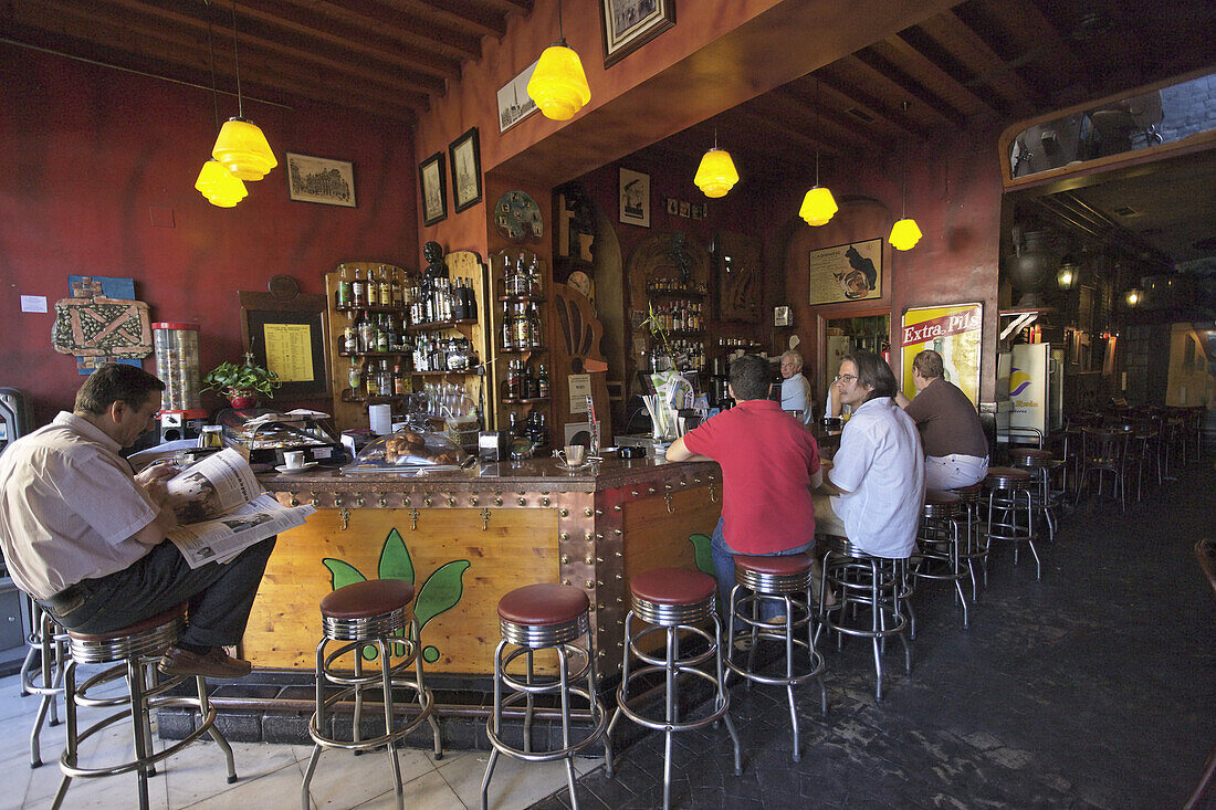 Gäste in einer Bar, Malaga, Andalusien, Spanien
