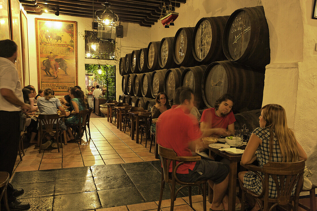 Gäste in einer Weinstube, El Pimpi, Malaga, Andalusien, Spanien