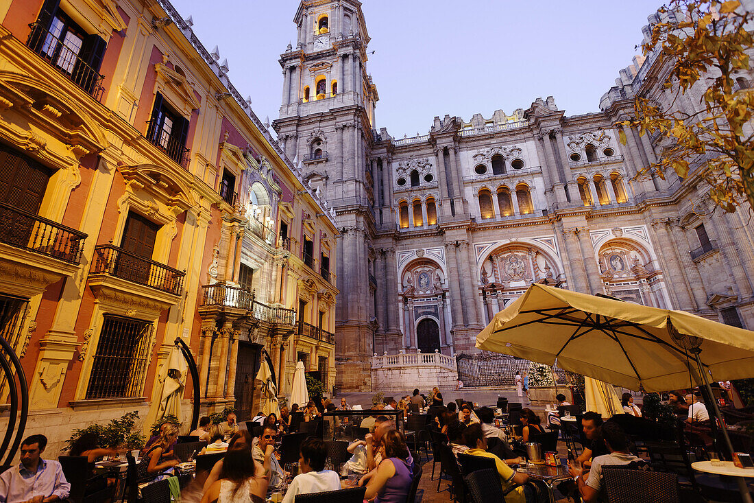 Café im Plaza del Obispo, Kathedrale im Hintergrund, Malaga, Andalusien, Spanien