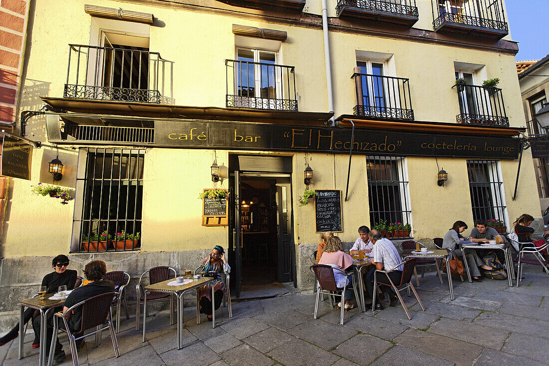 Gäste in einem Straßencafe, Bar El Hechizado, Calle Huertas, Madrid, Spanien