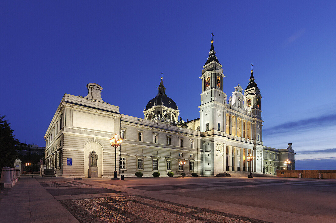 Almudena-Kathedrale am Abend, Madrid, Spanien