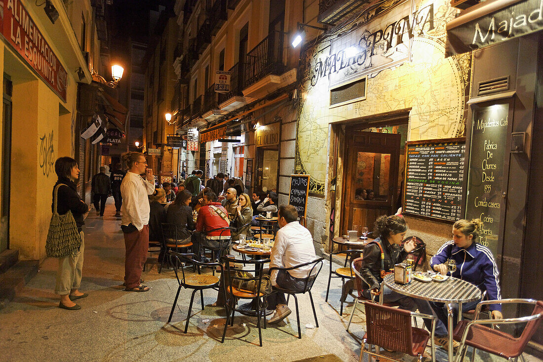 Gäste in Bars am Abend, Calle de Huertas, Madrid, Spanien