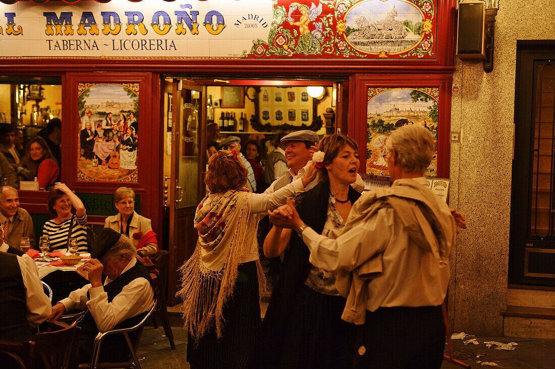 Paare tanzen vor dem Madrono Restaurant, Fiestas de San Isidro Labrador, Madrid, Spanien