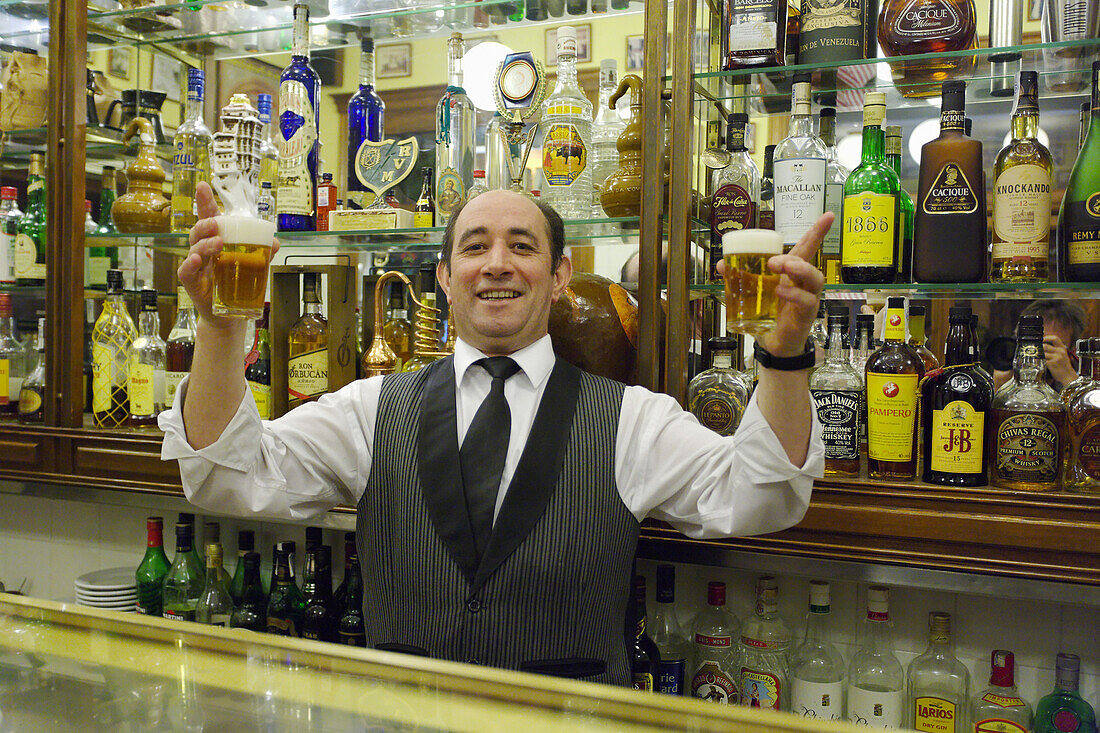 Barkeeper serviert Bier in einer Bar, Cava Baja, Madrid, Spanien