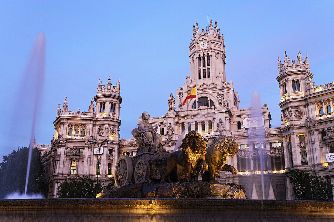 Rathaus Palacio de Comunicaciones mit Fuente de Cibeles, Plaza de Cibeles, Madrid, Spanien