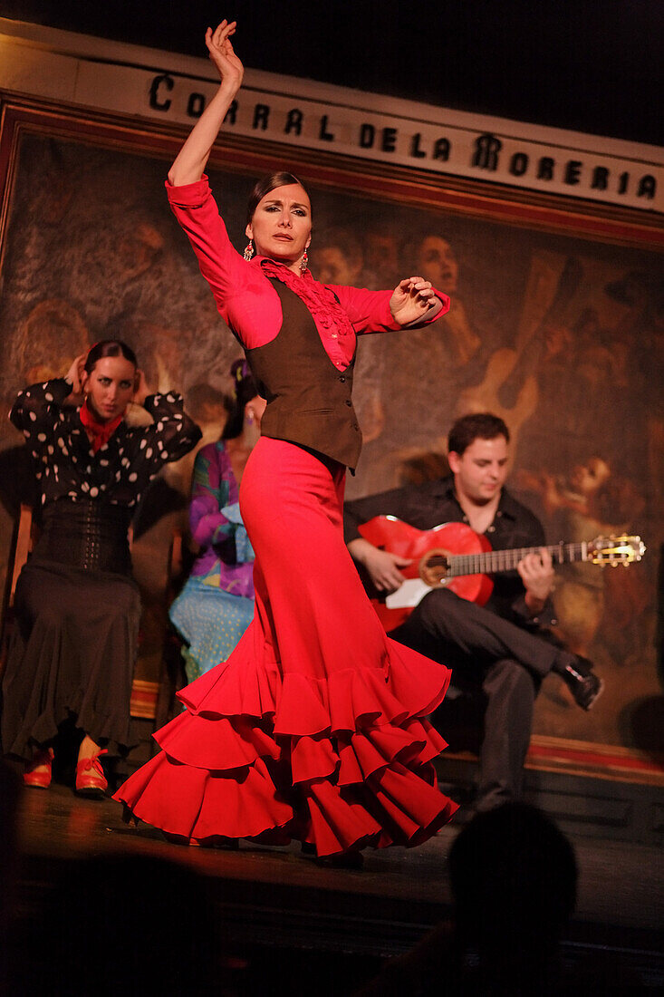 Frau tanzt Flamenco im Restaurant Corral de la Maoreira, Madrid, Spanien