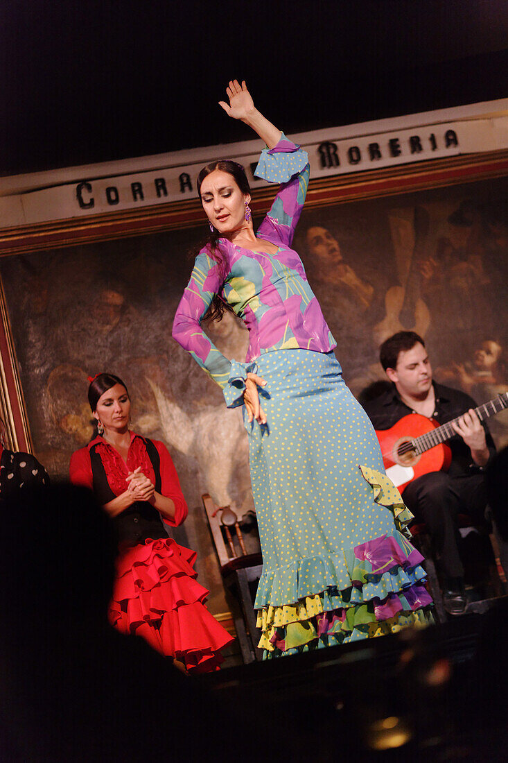 Frau tanzt Flamenco im Restaurant Corral de la Maoreira, Madrid, Spanien