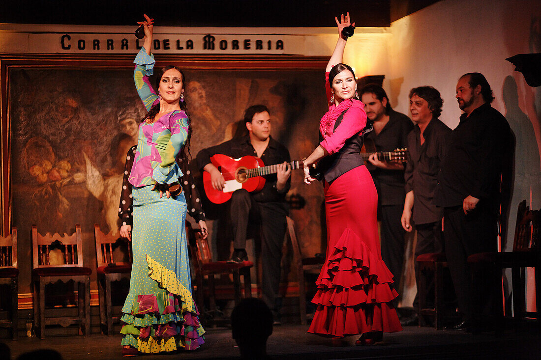 Zwei Frauen tanzen Flamenco im Restaurant Corral de la Maoreira, Madrid, Spanien