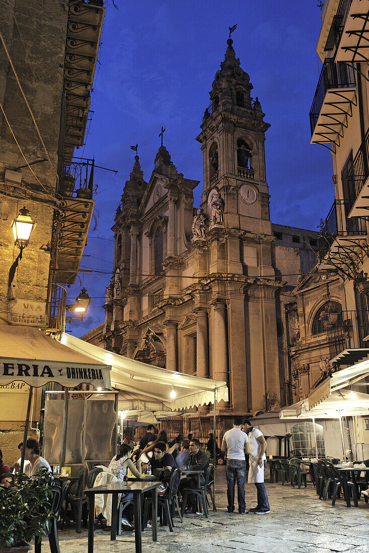 Restaurants an der Piazza Olivella, Chiesa di Sant'Ignazio all'Olivella im Hintergrund, Palermo, Sicily, Italy