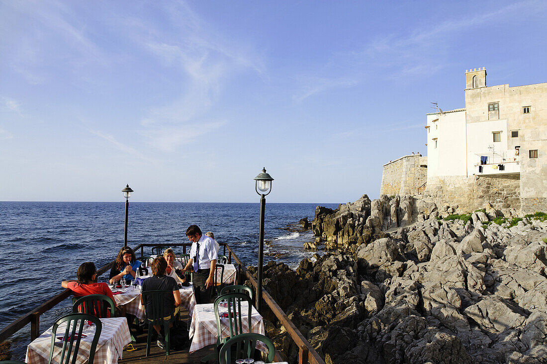 Restaurant auf einem Steg, Cefalu, Sizilien, Italien