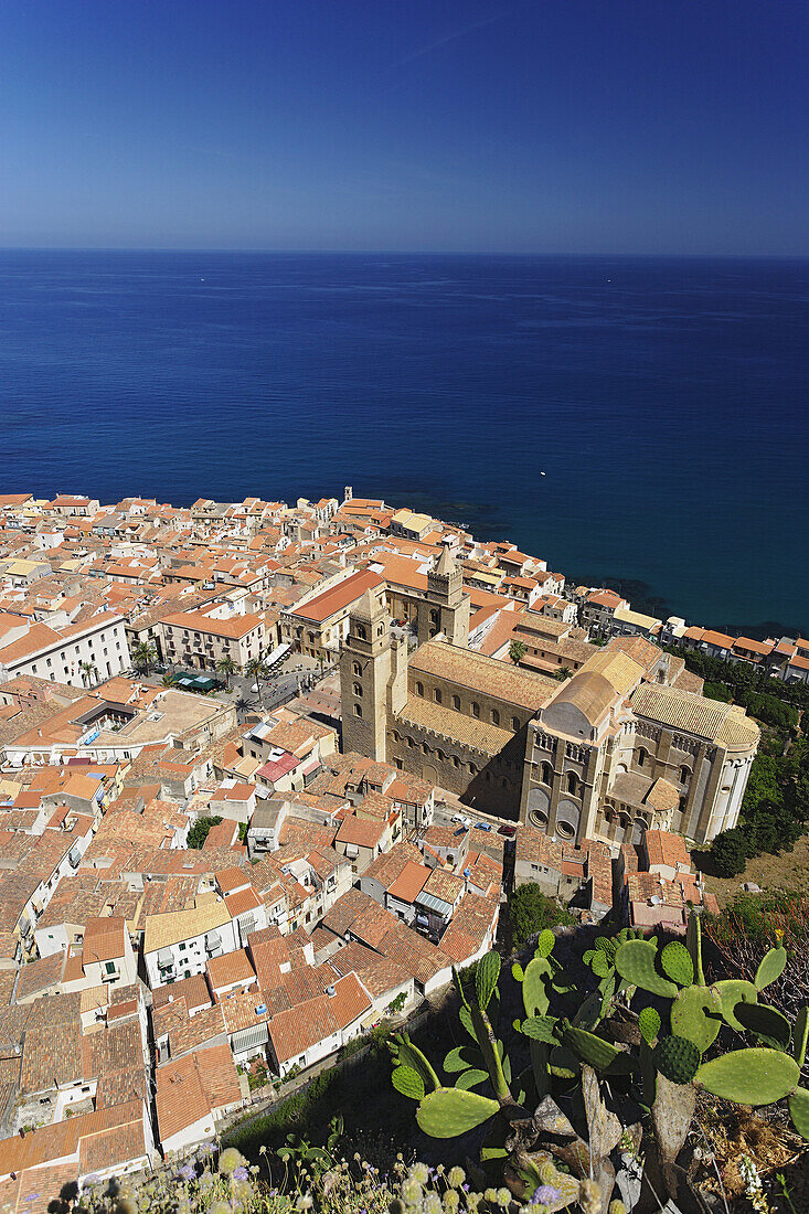 Blick auf Cefalu mit Dom San Salvatore, Cefalu, Sizilien, Italien