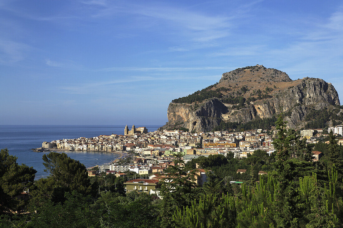 Blick auf Cefalu mit Rocca di Cefalu, Cefalu, Sizilien, Italien