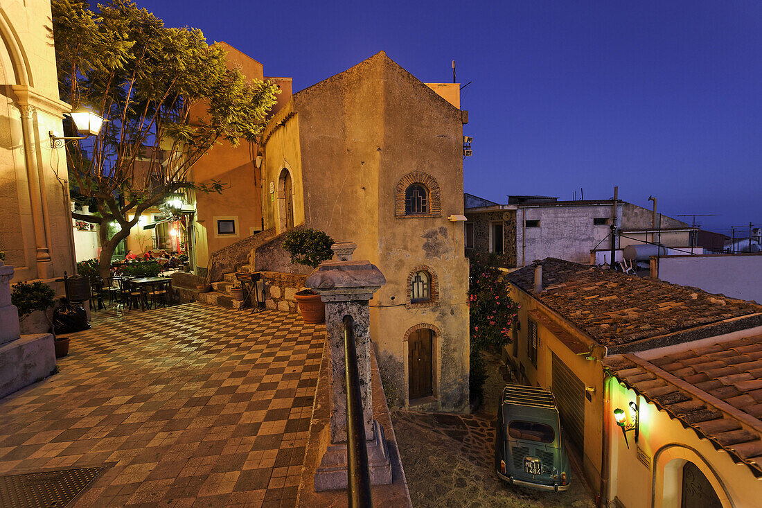 Idyllische Dorfszene am Abend, Castelmola, Sizilien, Italien