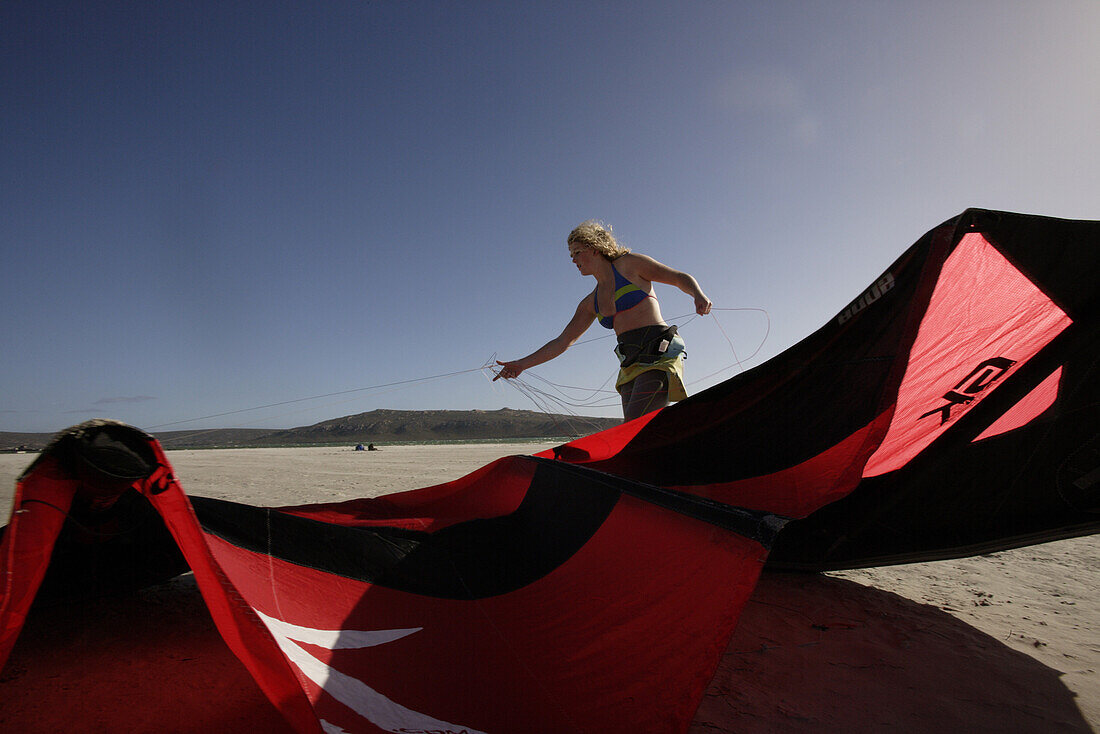 Kitesurferin bereitet sich vor, Langebaan, Westkap, Südafrika