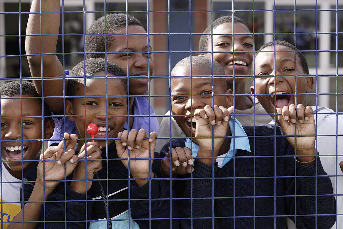 Schüler hinter Maschendraht, Kapstadt, Südafrika