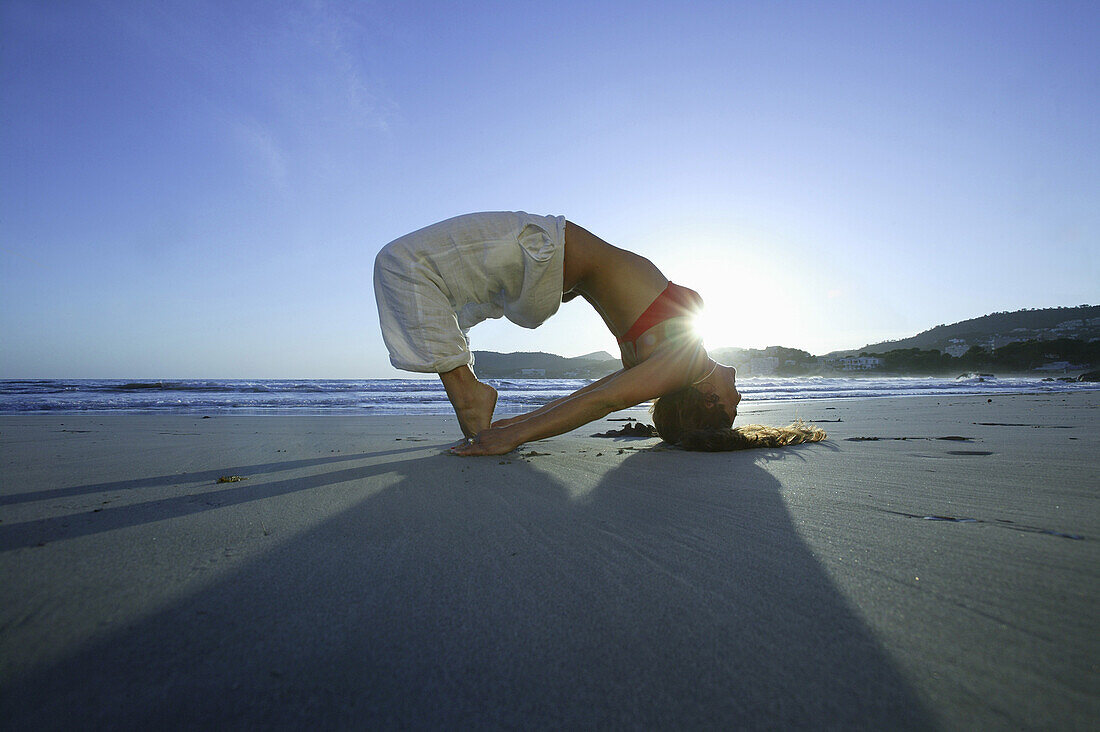 Junge Frau macht Yoga am Strand, Mallorca, Balearen, Spanien