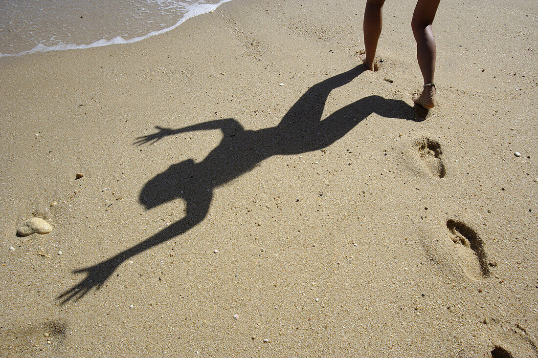 Schatten eine Frau am Strand, Albufeira, Alagrve, Portugal