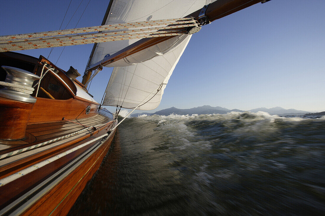 Segelyacht auf dem Chiemsee, Fraueninsel, Bayern, Deutschland