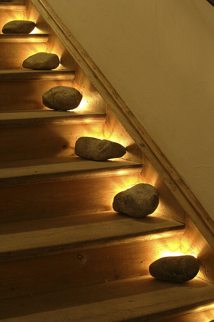 Steine auf einer Treppe, Fraueninsel, Chiemsee, Bayern, Deutschland