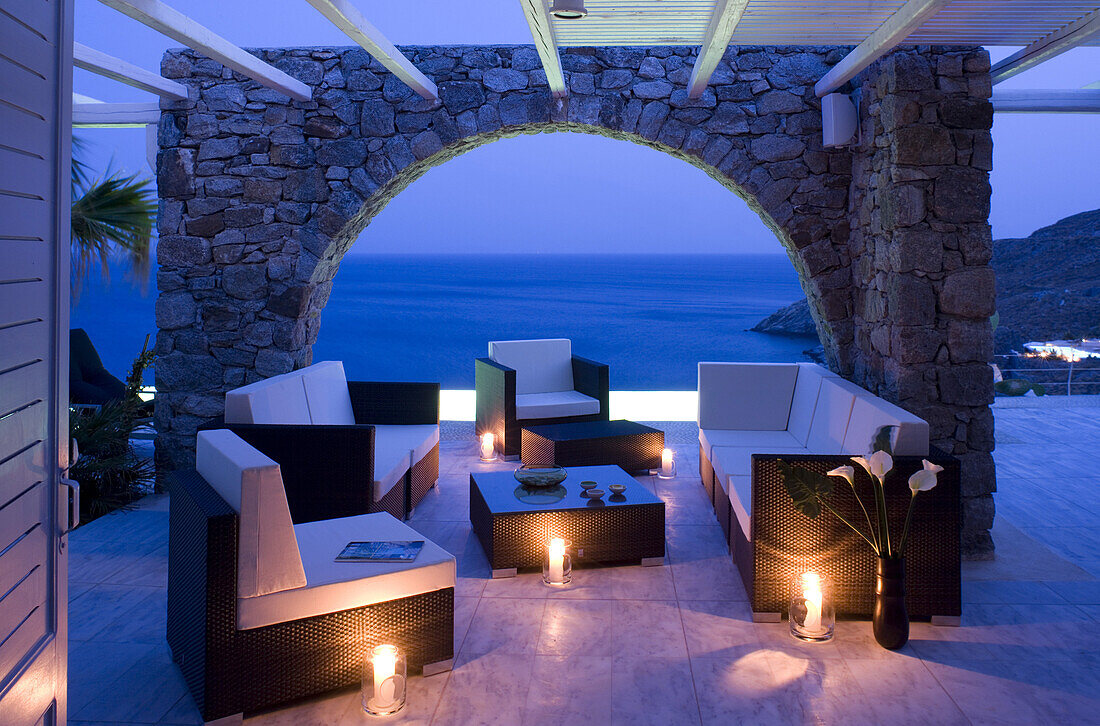 Terrasse mit Lounge Möbeln, Mykonos, Kykladen, Griechenland