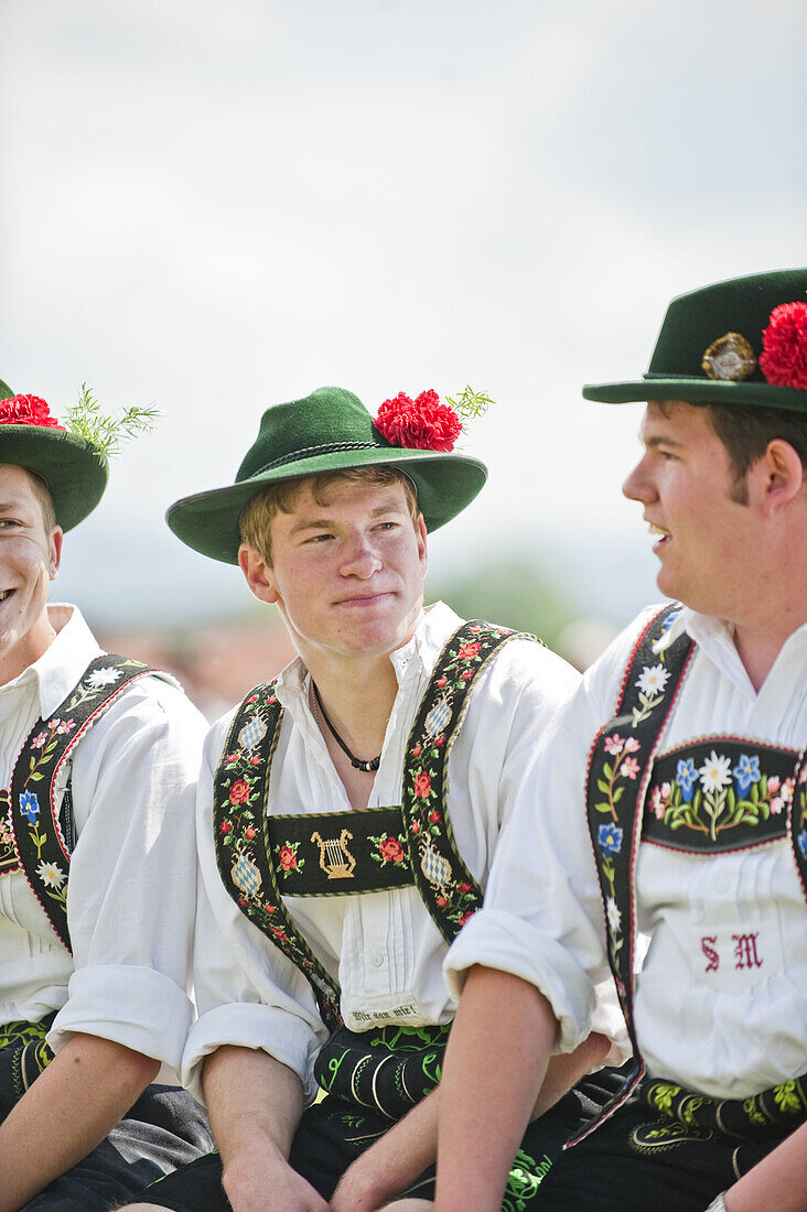 Drei junge Männer in Tracht, Mailaufen, Antdorf, Oberbayern, Deutschland