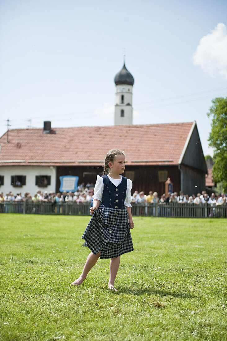 Mädchen (8-10 Jahre) im Dirndl auf einer Wiese, Mailaufen, Antdorf, Oberbayern, Deutschland