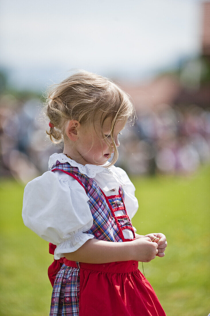 Mädchen (4 -6 Jahre) im Dirndl, Mailaufen, Antdorf, Oberbayern, Deutschland