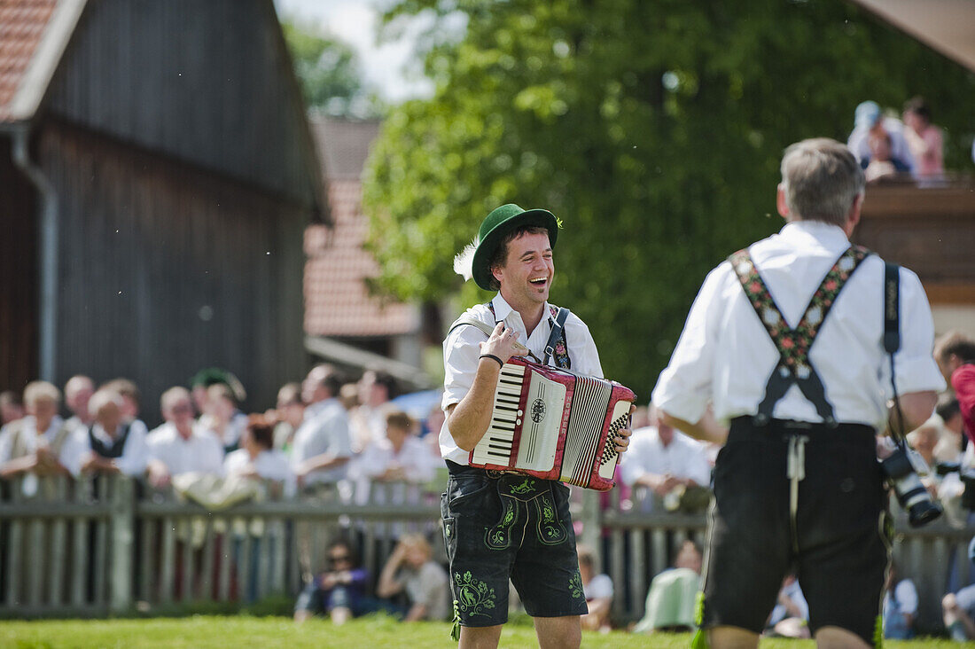 Akkordeonspieler beim Mailaufen, Antdorf, Oberbayern, Deutschland