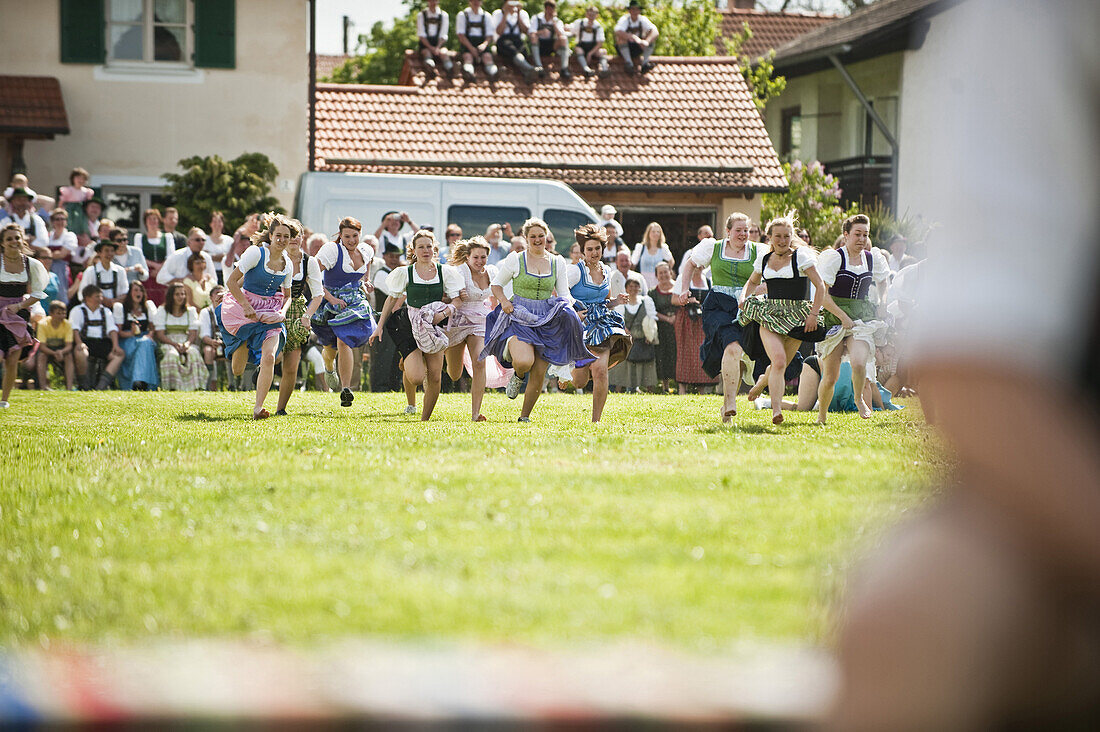 Mädchen in Dirndl beim Mailaufen, Antdorf, Oberbayern, Deutschland