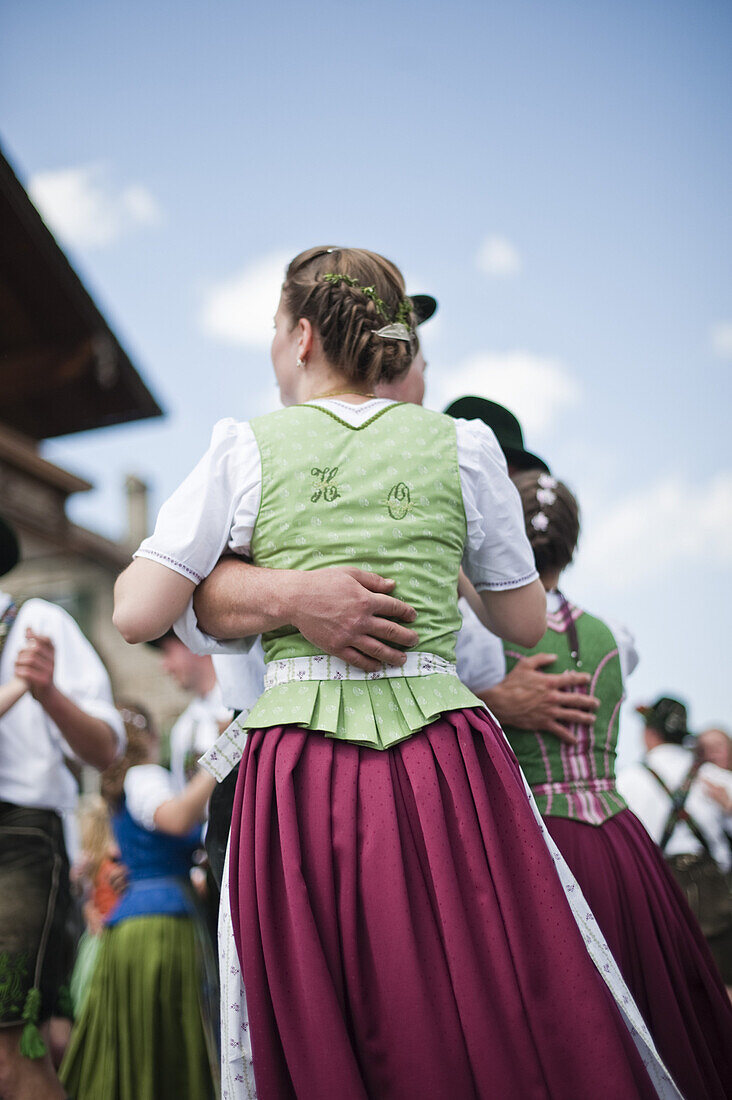Paare in Tracht tanzen, Mailaufen, Antdorf, Oberbayern, Deutschland
