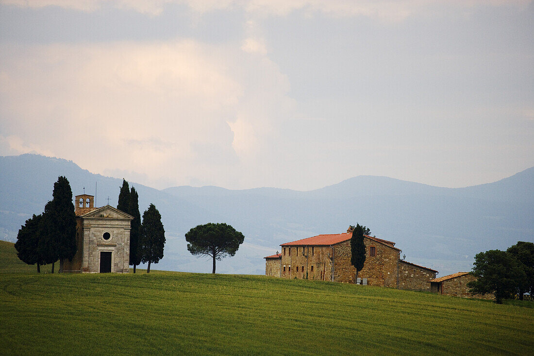 Cappella di Vitaleta und Bauernhof, San Quirico d'Orcia, Toskana, Italien