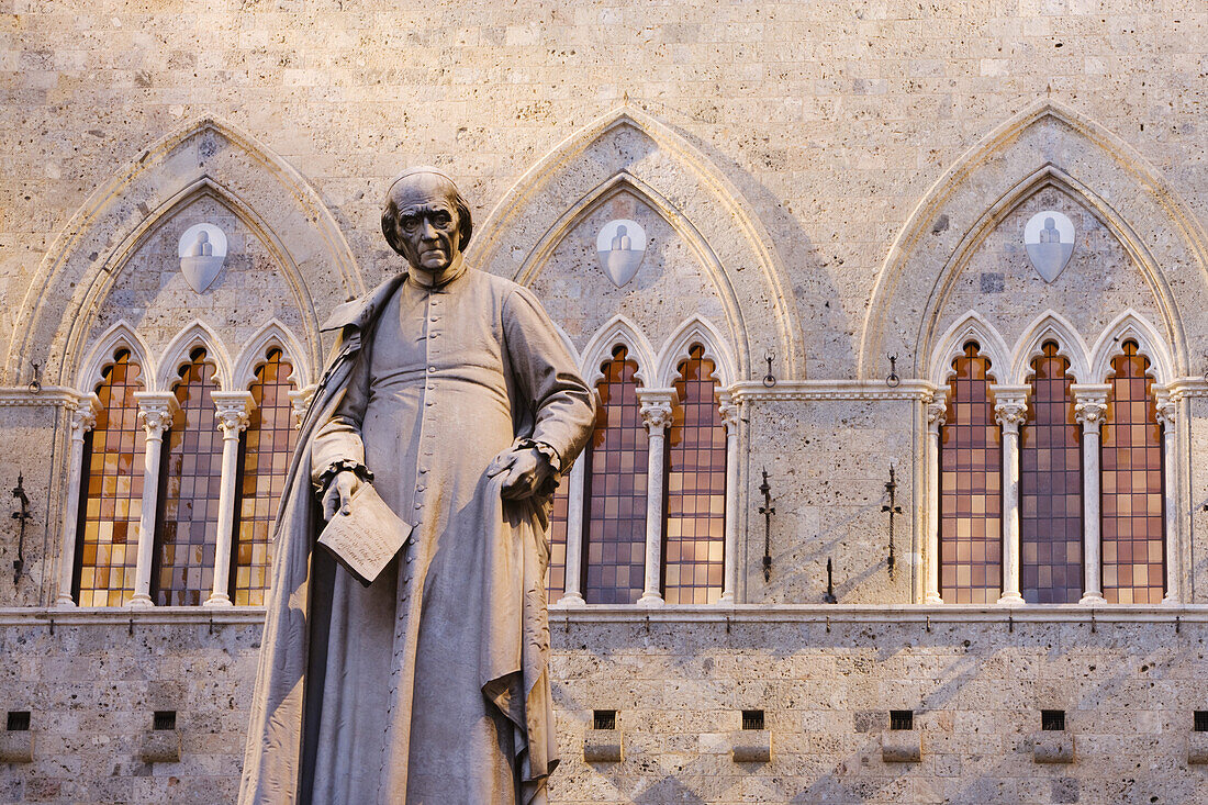 palace Salimbeni and the statue of Sallustio Bandini, Piazza Salimbeni, Siena, Tuscany, Italy