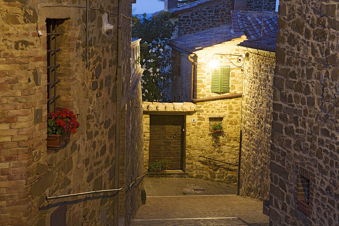 Gasse in der Altstadt, Montalcino, Toskana, Italien
