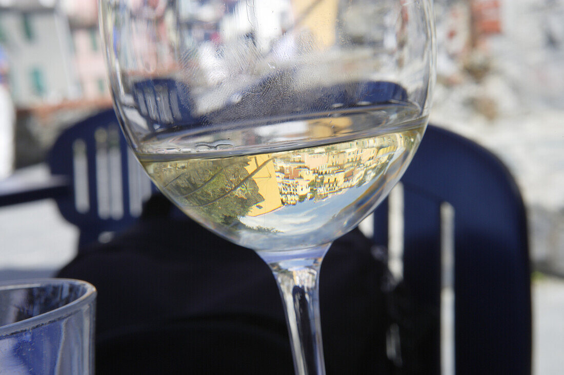 Reflektion in einem Glas Weiswein, Riomaggiore, Cinque Terre, Ligurien, Italien