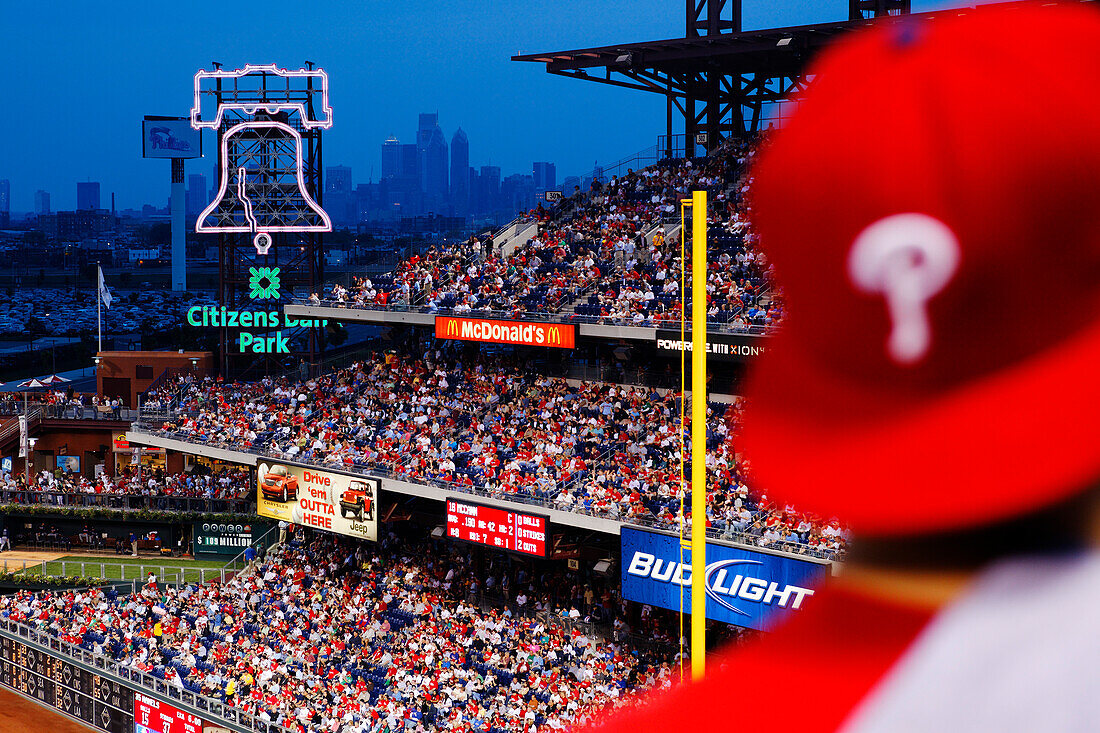 Baseball-Spiel der Phillies gegen die Atlanta Braves, im Hintergrund ist die Downtown Philadelphia,  Philadelphia, Pennsylvania, USA