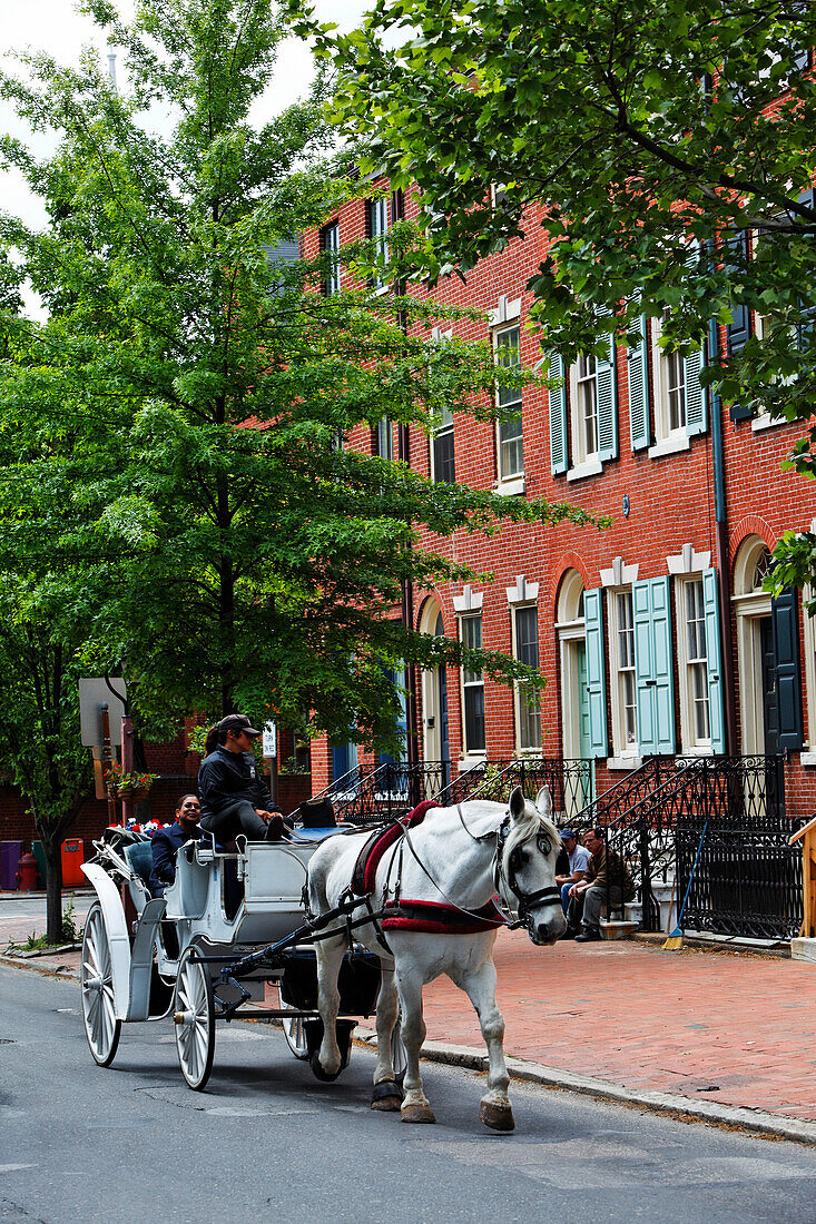 Pferdekutsche in der historischen Altstadt von Philadelphia, Pennsylvania, USA