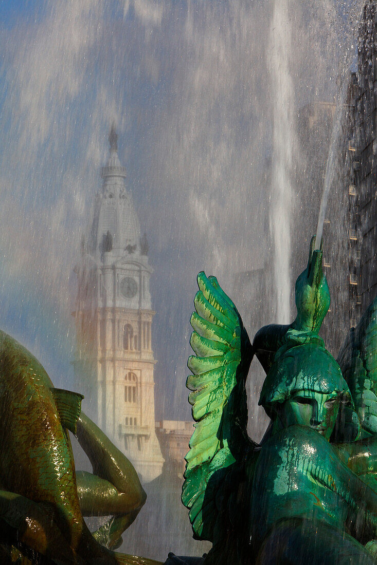 The Wissahickon Girl des Swann Memorial Fountain symbolisiert einen der drei wichtigen Fluesse der Region, im Hintergrund und der Uhrturm der City Hall, Philadelphia, Pennsylvania, USA