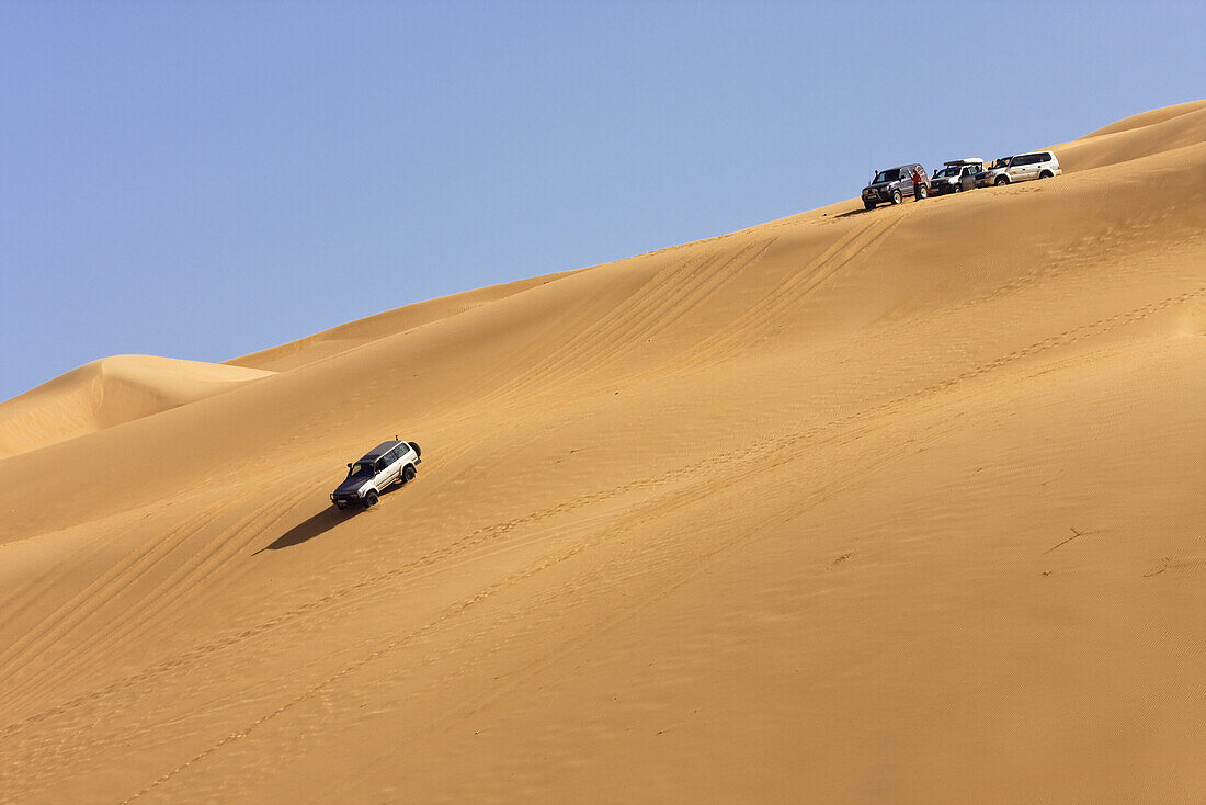 jeep in sandy desert, Libya, Sahara, North Africa