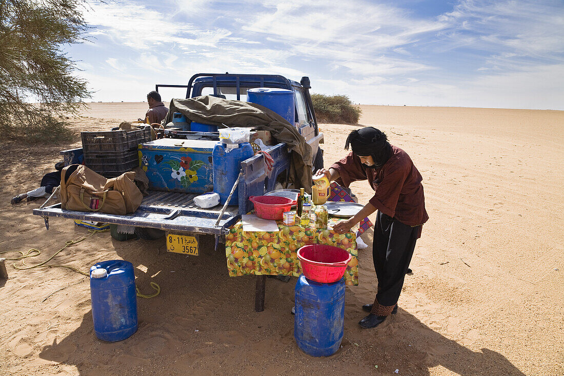 Lunchtime in the libyan desert, Libya, Sahara, North Africa