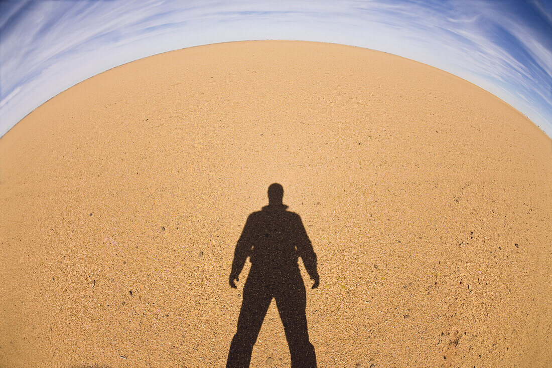 Schatten eines einzelnen Mannes in der libyschen Wüste, Libyen, Sahara, Nordafrika