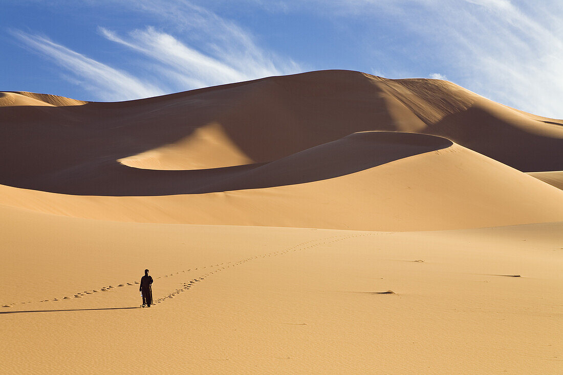 Tuareg in Sanddunes, Erg Murzuk, libyan desert, Libya, Sahara, North Africa