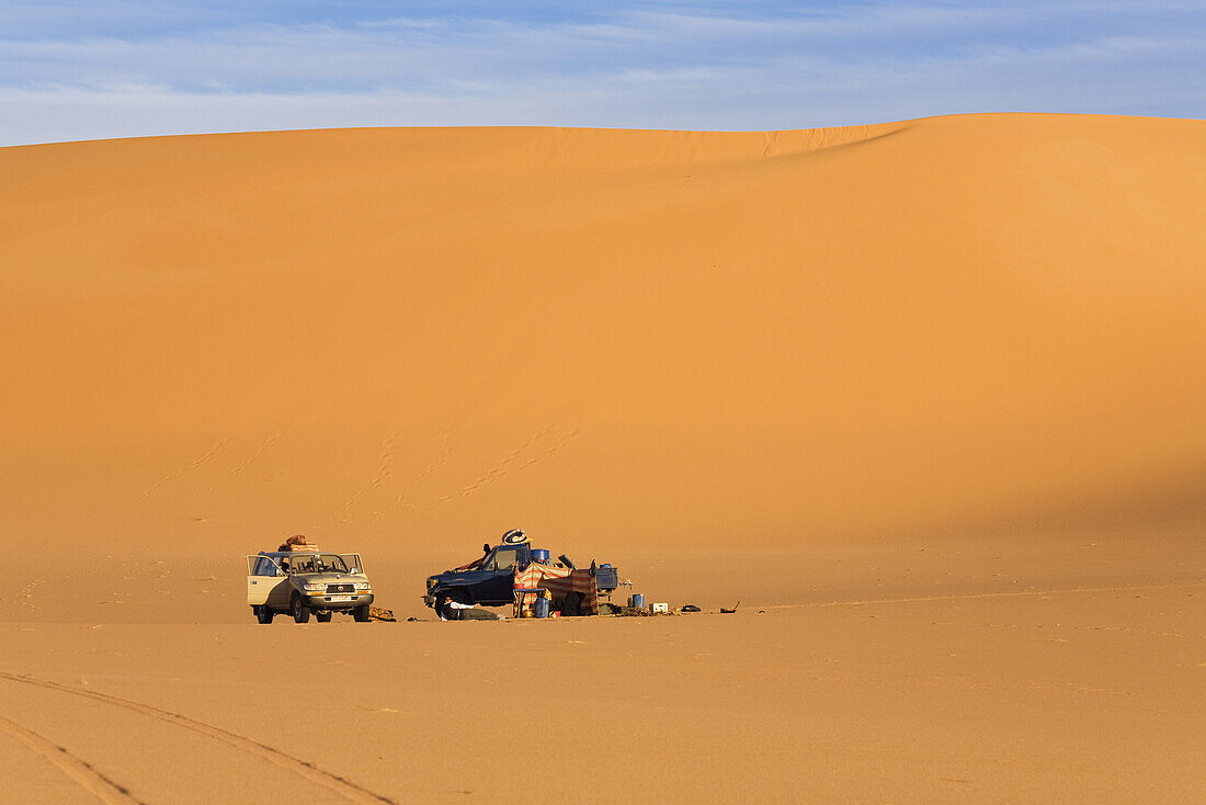 Jeeps in Sanddunes, Erg Murzuk, libyan desert, Libya, Sahara, North Africa