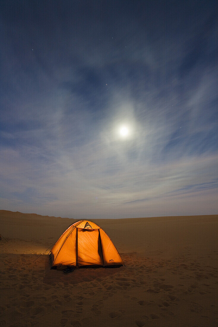 Zelten unter dem Sternenhimmel in der libyschen Wüste, Mondhalo, Libyen, Sahara, Afrika