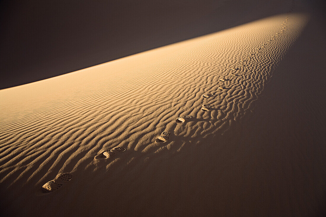 Fußspuren in der libyschen Wüste, Libyen, Sahara, Afrika