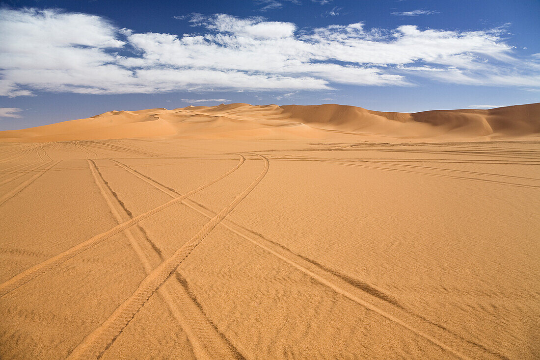 Fahrspuren in der libyschen Wüste, Libyen, Sahara, Afrika