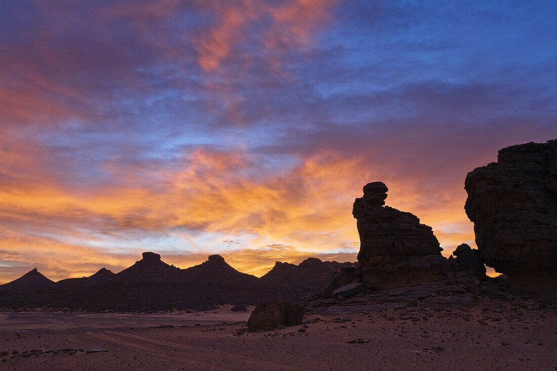 Sonnenuntergang im Akakus Gebirge, Libyen, Sahara, Afrika