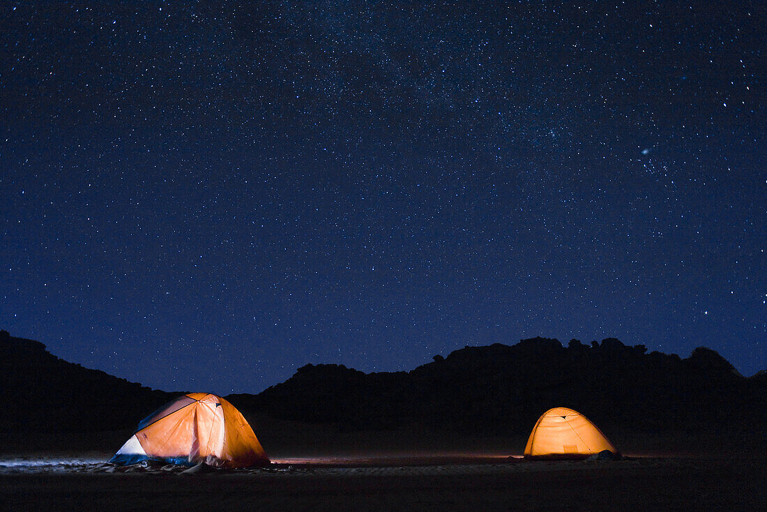 Zelten unter dem Sternenhimmel in der Wüste, Libyen, Afrika