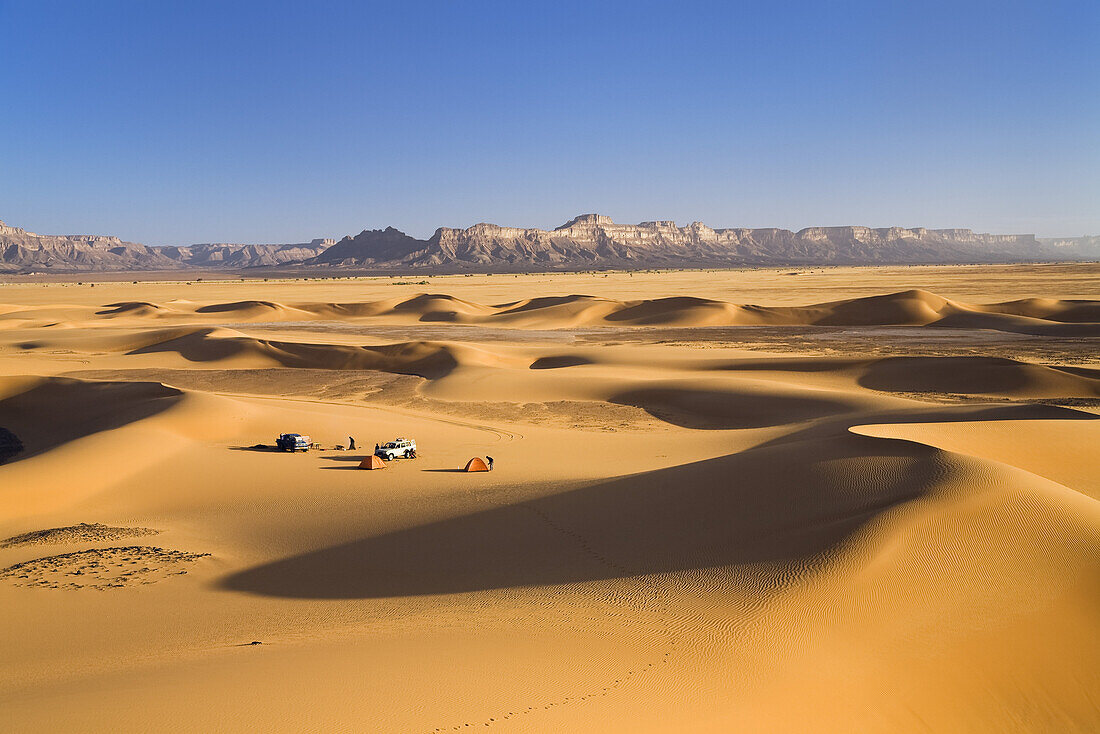 Sanddünen vor den Idinen Bergen in der libyschen Wüste, Libyen, Sahara, Nordafrika